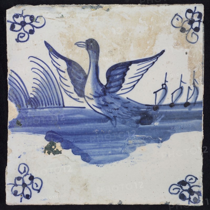 Animal tile, flying swan to the left in continuous water, in the background vegetation and ships, in blue on white, corner motif
