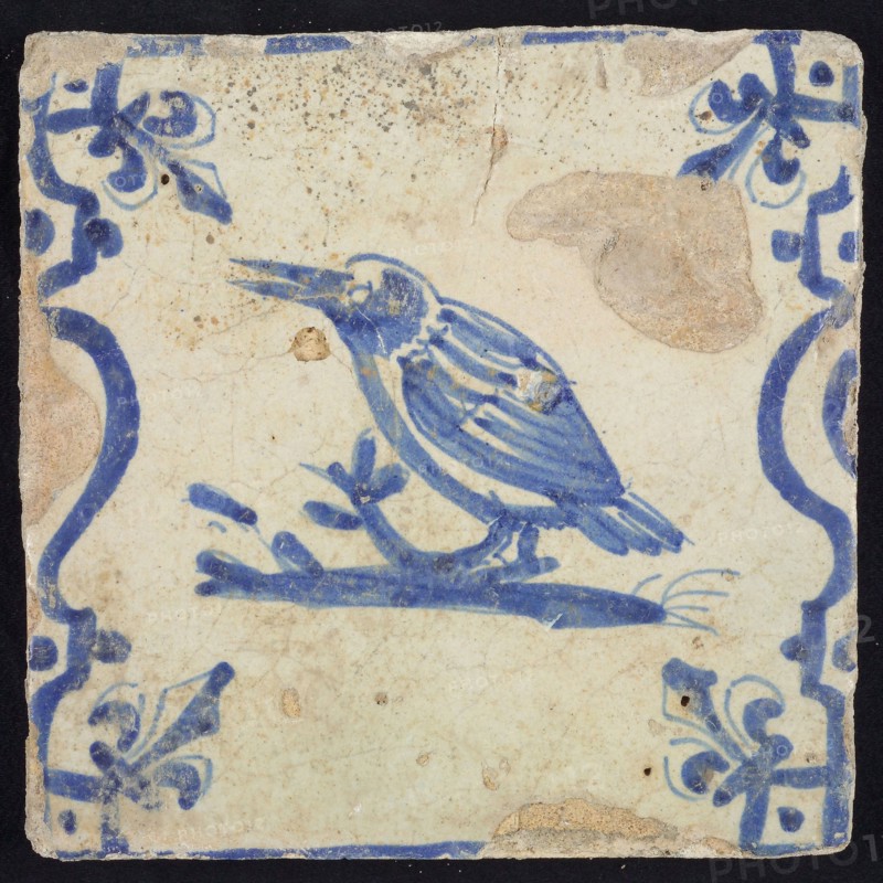 Animal tile, kingfisher on plot to the left between balusters in blue on white, corner pattern french lily, wall tile