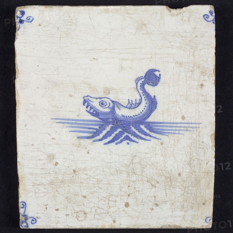 Animal tile, sea-based in water to the left, in blue on white, corner motif spider, wall tile tile sculpture ceramic earthenware