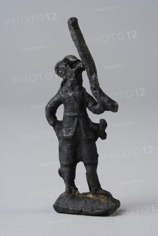Tin soldier, male figure on rectangular foot, with hat and rifle, soldier toy recreational tool miniature earth discovery tin