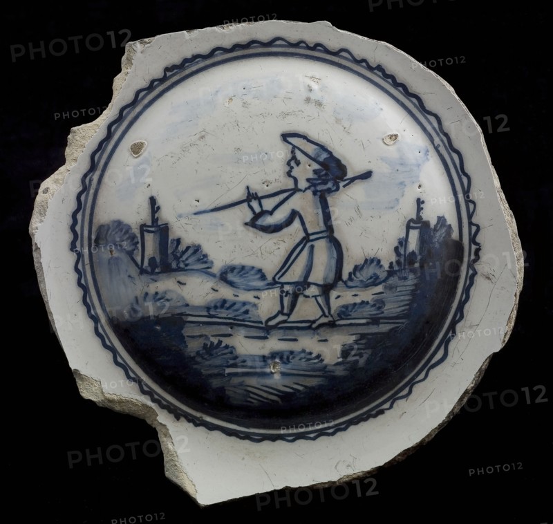 Mirror fragment of majolica pancake dish with shepherd in landscape, in blue on white fond, pancake dish dish crockery holder