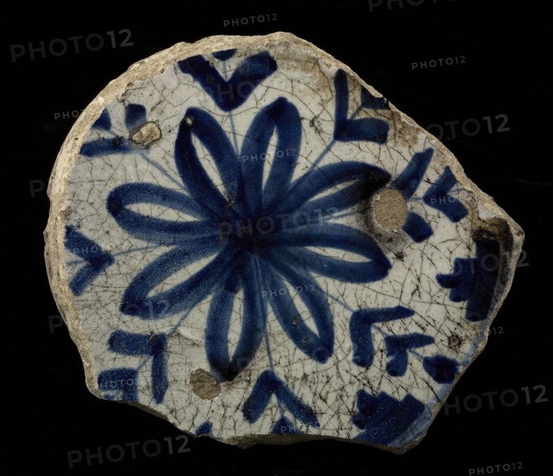 Fragment majolica plate, blue on white, decoration eight-leaf floral pattern, plate crockery holder soil find ceramic