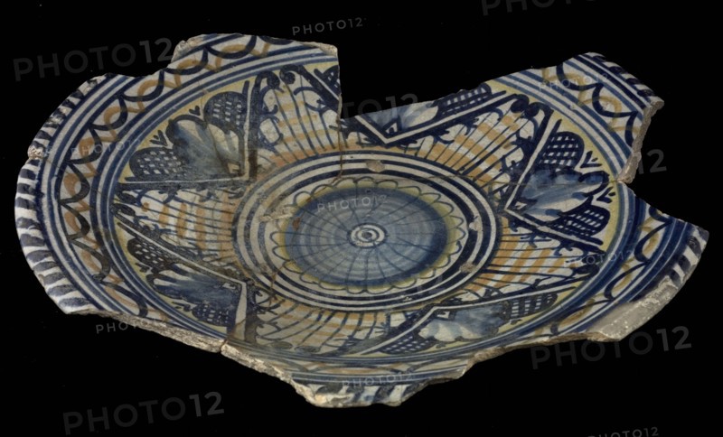 Majolica dish, polychrome, rosette and star shape in the rim, plate dish tableware holder majolica soil finding ceramic