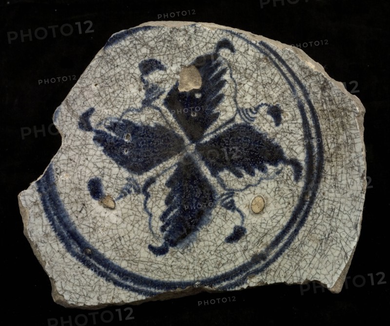 Fragment majolica plate, blue on white, with four-leaved motif in the middle, plate dish crockery holder soil find ceramic