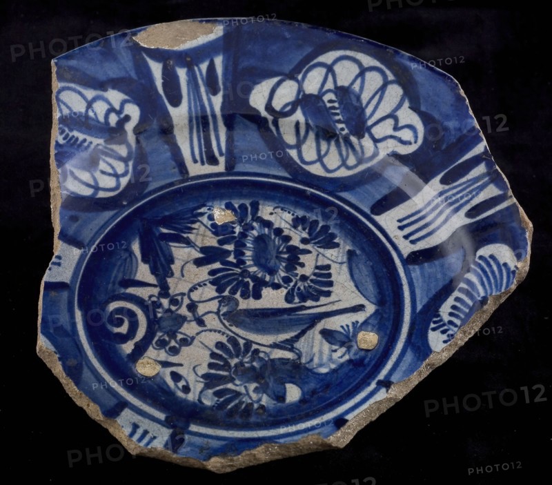 Majolica plate, blue on white, bird in Chinese garden, border in Wanli style, plate dish tableware holder earth discovery