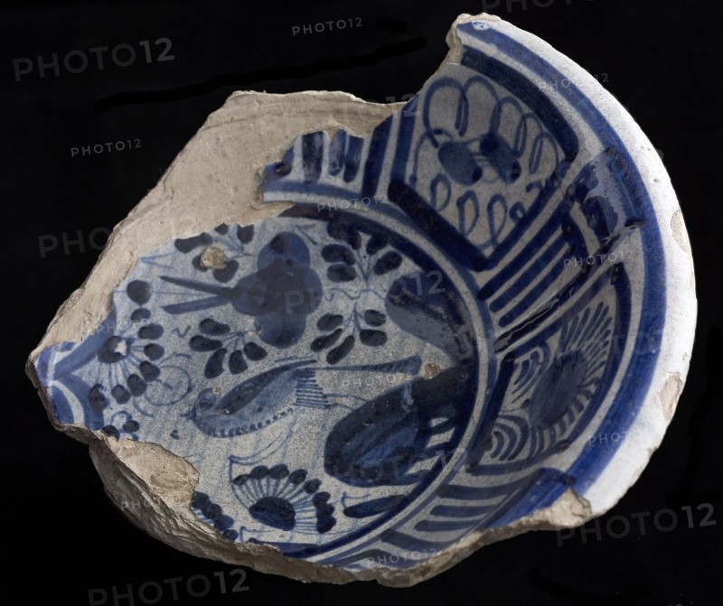 Fragment majolica bowl or saucer, blue on white, with bird in Chinese garden, rim in Wanli style, bowl dish crockery holder soil