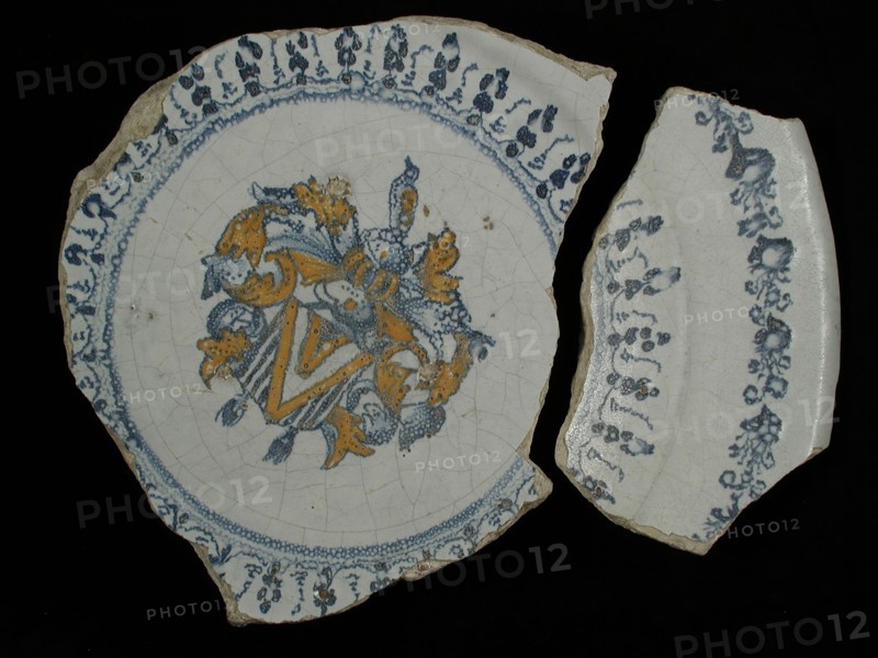 Fragments majolica dish, blue on white, details with yellow, coat of arms, signed, plate dish crockery holder soil find ceramic