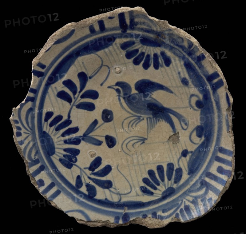 Fragment majolica dish, blue on white, Chinese garden with bird, rim in Wanli style, dish tableware holder majolica soil finds