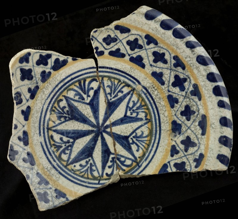 Fragment majolica dish, in the middle an eight-pointed star, blue and yellow, dish crockery holder earth discovery ceramics