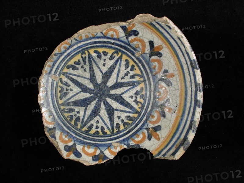 DG, Fragment majolica bowl, polychrome, in the middle eight-pointed star, signed, bowl tableware holder majolica soil find
