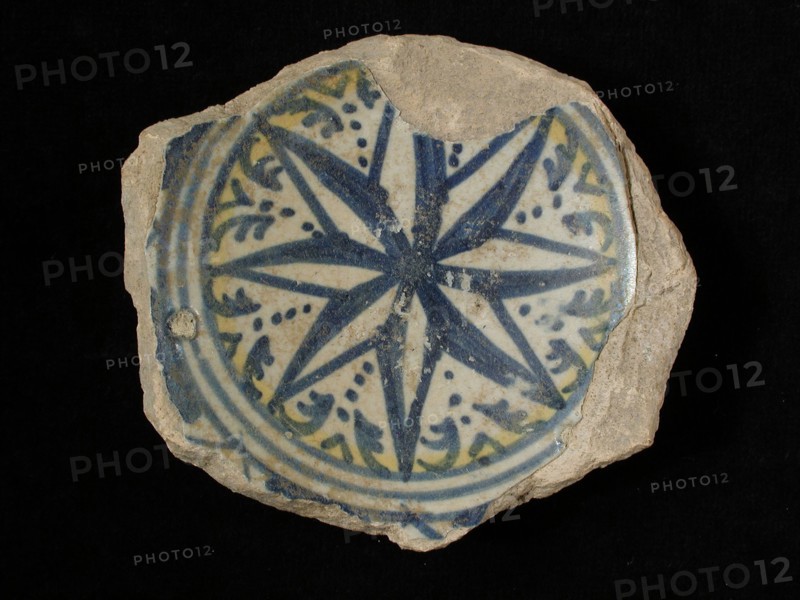 SK?, Fragment majolica bowl or plate, polychrome, eight-pointed star, signed, bowl plate crockery holder soil find ceramic