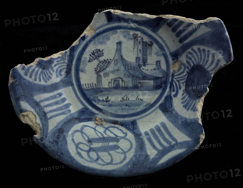 Fragment majolica dish, blue on white, on mirror landscape with ruin, Edge in Wanli style, dish crockery holder soil find