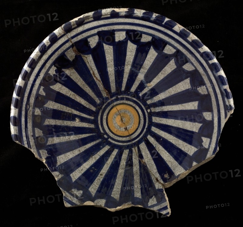 Majolica dish, blue on white, alternate blue and white fan motif around the heart, cable border, dish crockery holder soil find