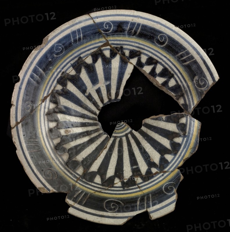 Majolica dish, round-and-white blue and white fan motif, polychrome, sgraffito over the edge, dish crockery holder soil find