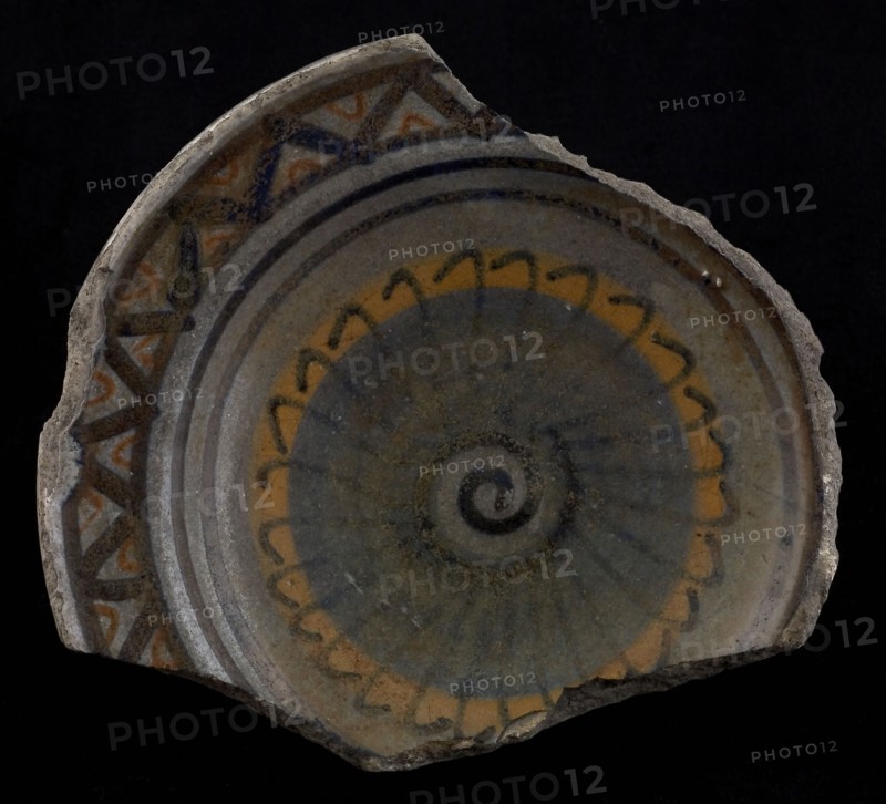 Fragment of the majolica salt bowl, polychrome, in the middle of rosette, large serrated edge on the edge, salt bowl salt barrel