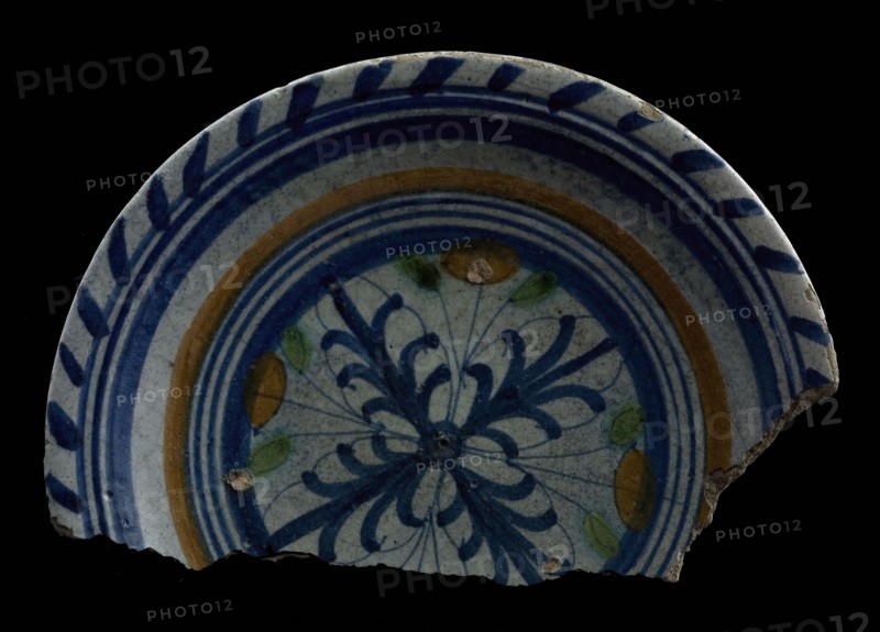 Fragment majolica dish, polychrome, four-leaved flower, dish crockery holder soil find ceramic earthenware glaze, Cooked