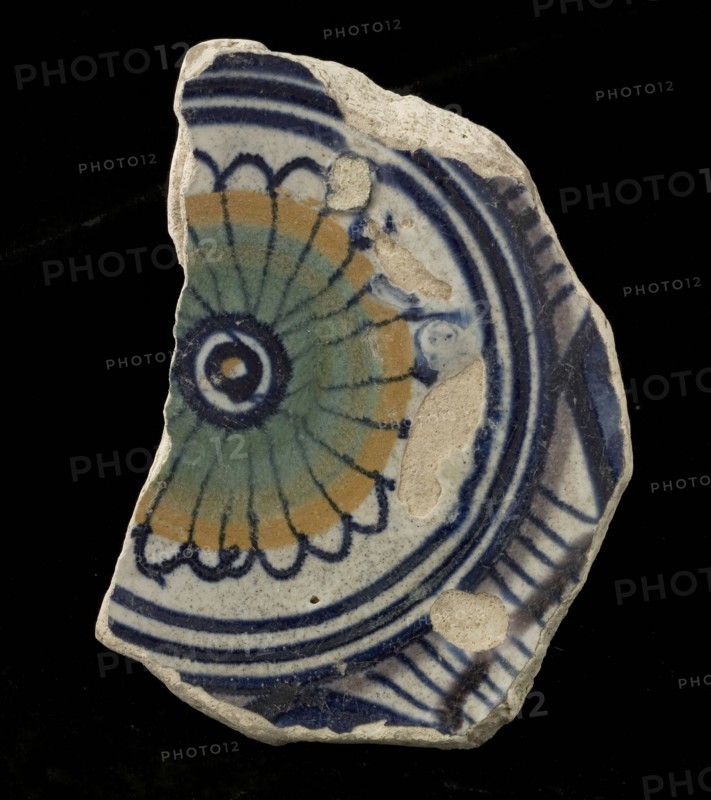 Fragment majolica dish, polychrome, in the middle of green rosette, dish crockery holder soil find ceramic earthenware glaze