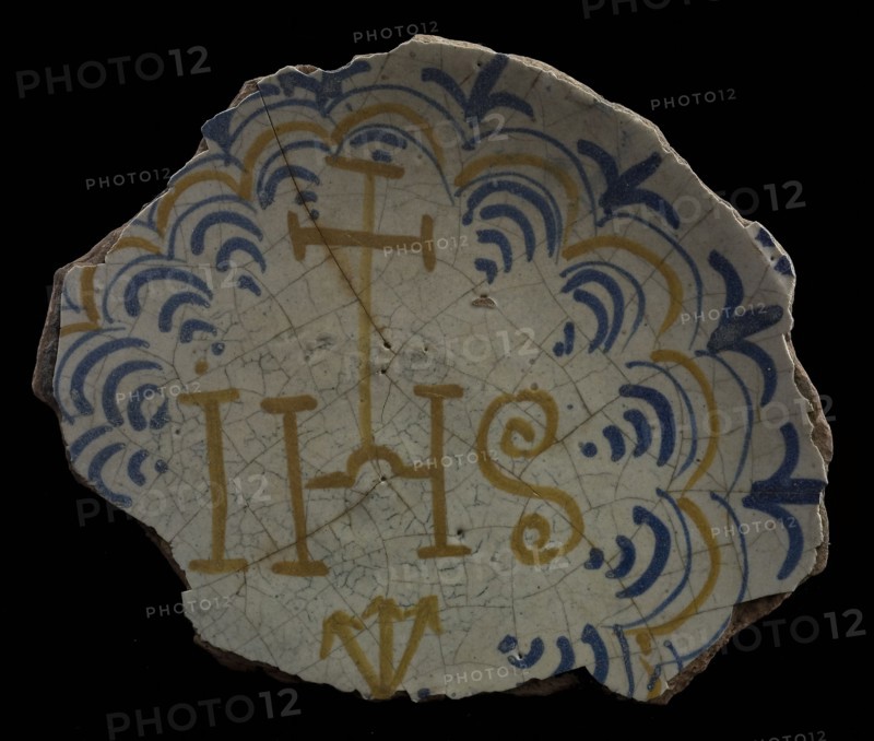 Fragment majolica dish, yellow and blue on white, with IHS and decoration border, dish plate crockery holder soil find ceramics