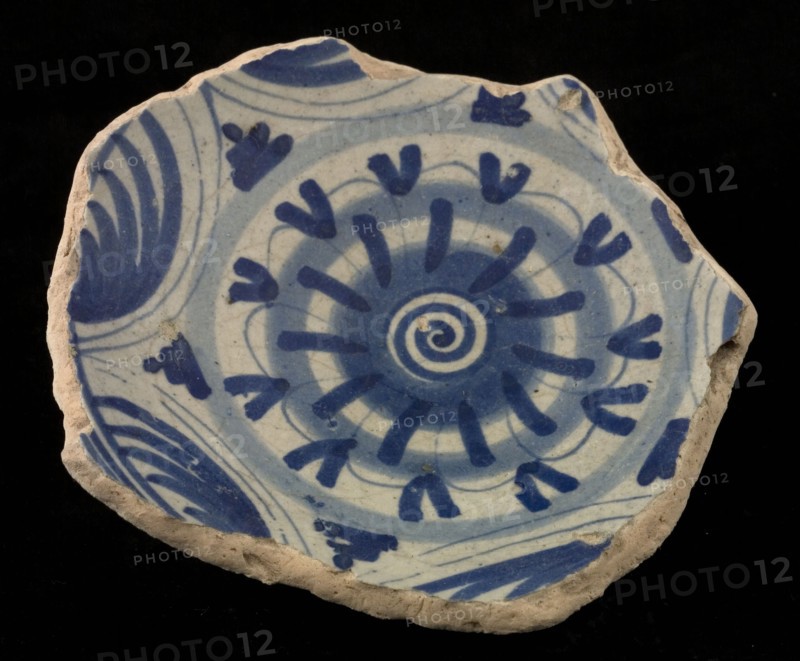 Fragment majolica dish or bowl, blue on white, with rosette in the middle, dish plate bowl crockery holder soil find ceramic