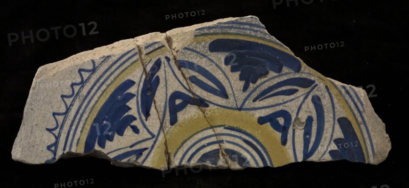 Fragment majolica dish, polychrome, concentric circles and leaf motifs, plate crockery holder soil find ceramic earthenware