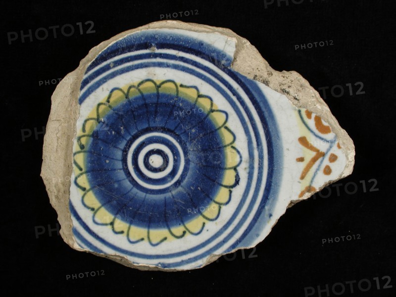 WJ, Fragment majolica dish, polychrome, rosette, signed, plate crockery holder soil find ceramic earthenware glaze, Cooked