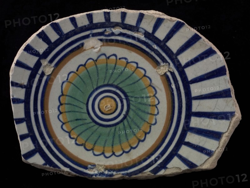 Fragment majolica dish; polychrome, rosette and fan motif over the edge, plate crockery holder soil find ceramic earthenware