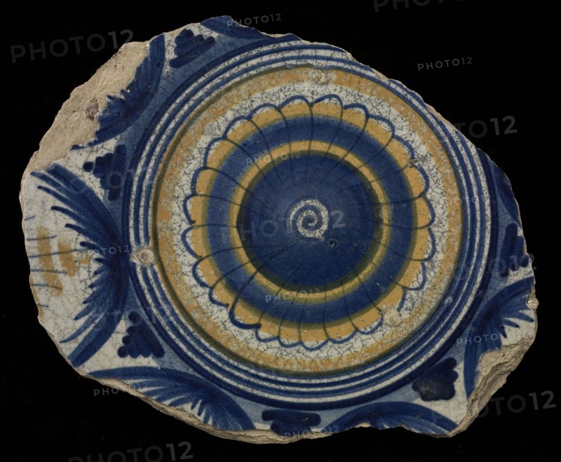 Fragment majolica dish, polychrome, in the middle rosette and circles, plate crockery holder soil find ceramic earthenware glaze