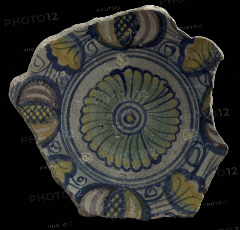 Fragment majolica dish, polychrome, in the middle rosette, rim with pomegranates?, plate crockery holder soil find ceramic