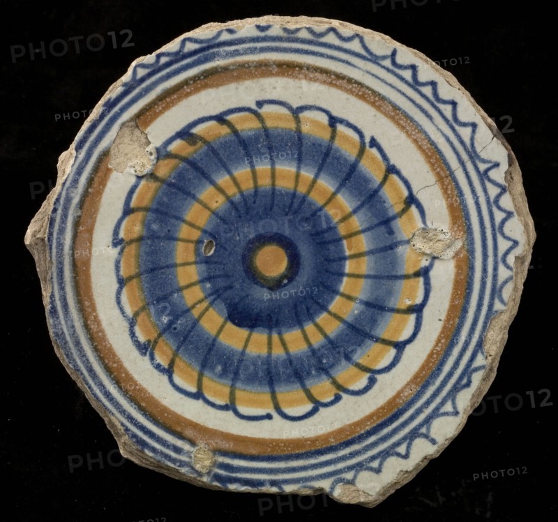 Fragment majolica dish, polychrome, in the middle rosette, surrounded by circles, plate crockery holder soil find ceramic