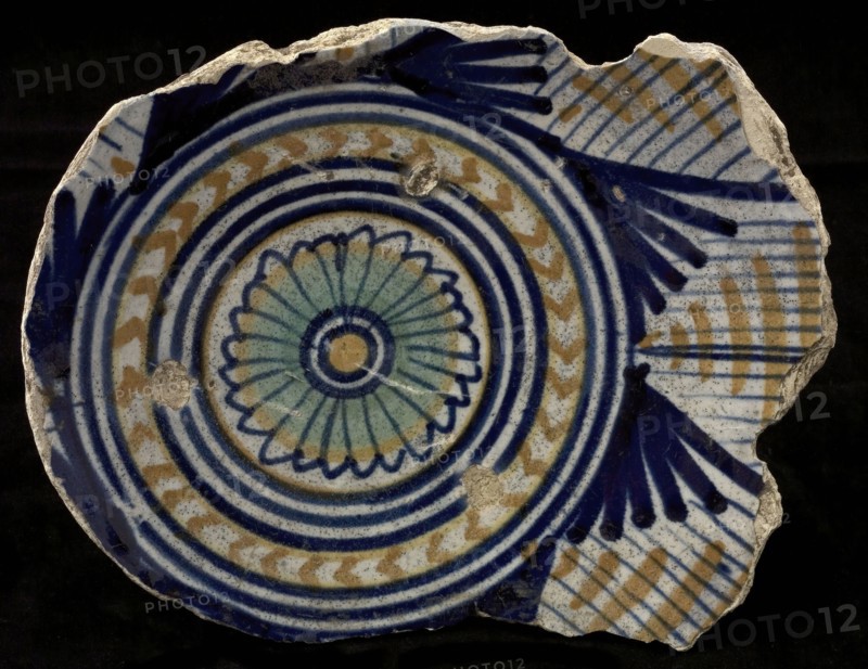 Fragment majolica dish, polychrome, in the middle rosette, cable edge, plate crockery holder soil find ceramic earthenware glaze