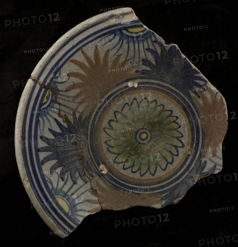 Fragment majolica dish, polychrome, rosette, outside fan-shaped leaf motif, plate crockery holder earth discovery ceramics