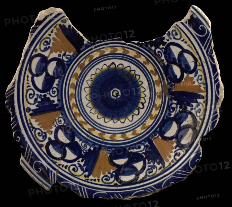 Majolica dish, polychrome, rosette in the middle, decoration with three balls each, plate tableware holder soil find ceramics