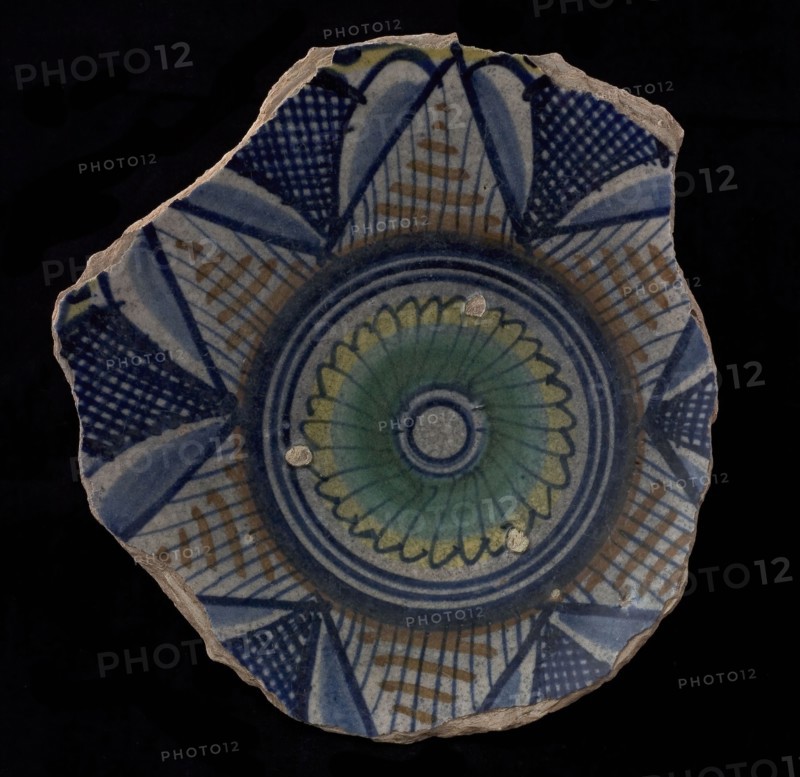 Fragment majolica dish, polychrome, rosette and star in the middle, plate crockery holder soil find ceramic earthenware glaze