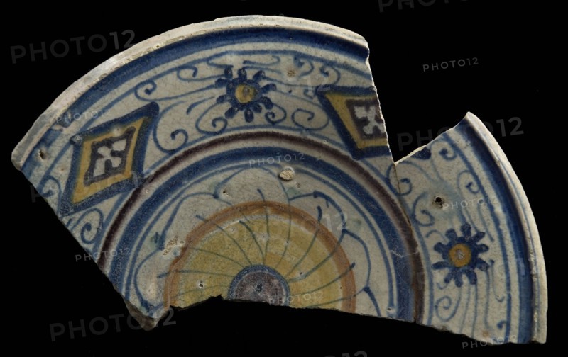 Fragment majolica dish, polychrome, rosette in the middle, diamond pattern in the edge, dish plate crockery holder soil find