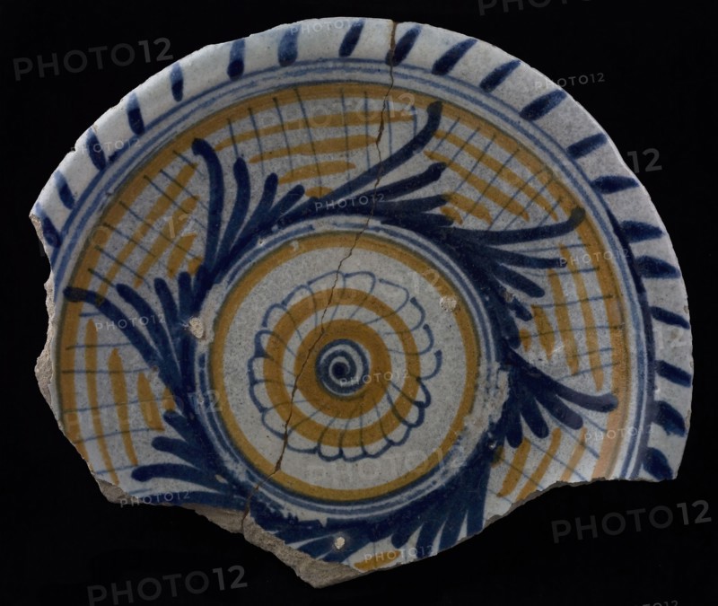 Fragment majolica dish, orange and blue on white, rosette in the middle, cable edge, plate crockery holder soil find ceramic