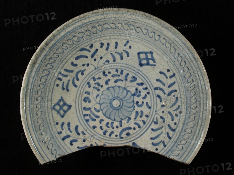 Majolica dish, blue on white, rankendecor, small rosette in the middle, signed, plate crockery holder soil find ceramic
