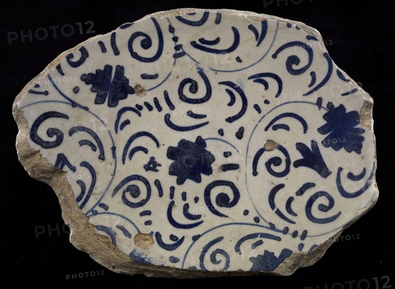 Fragment majolica dish, blue on white, Italian style tendrils on the mirror, plate crockery holder soil find ceramics pottery