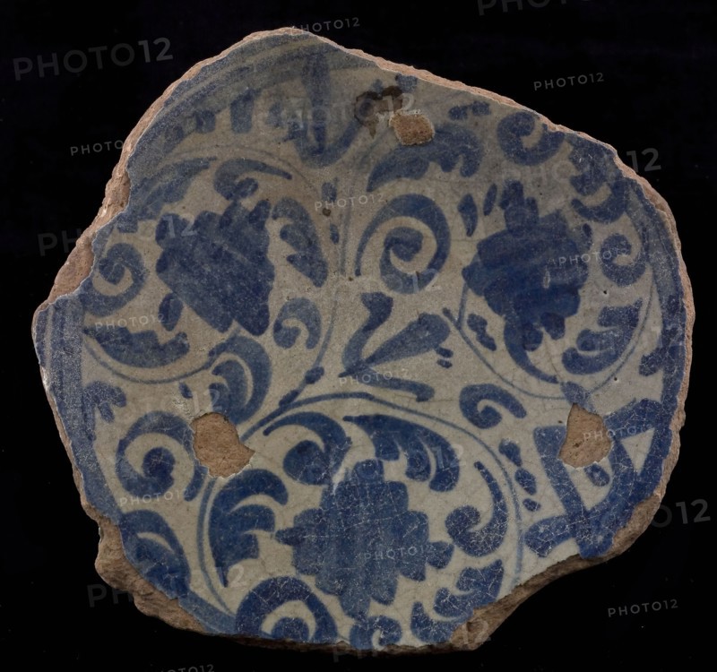 Fragment majolica dish, blue on white, Italian-looking tendrils on the mirror, plate crockery holder soil find ceramic pottery