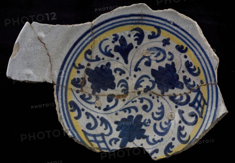 Majolica dish, yellow and blue on white, Italian-style tendrils with bubble border, plate crockery holder soil find ceramic