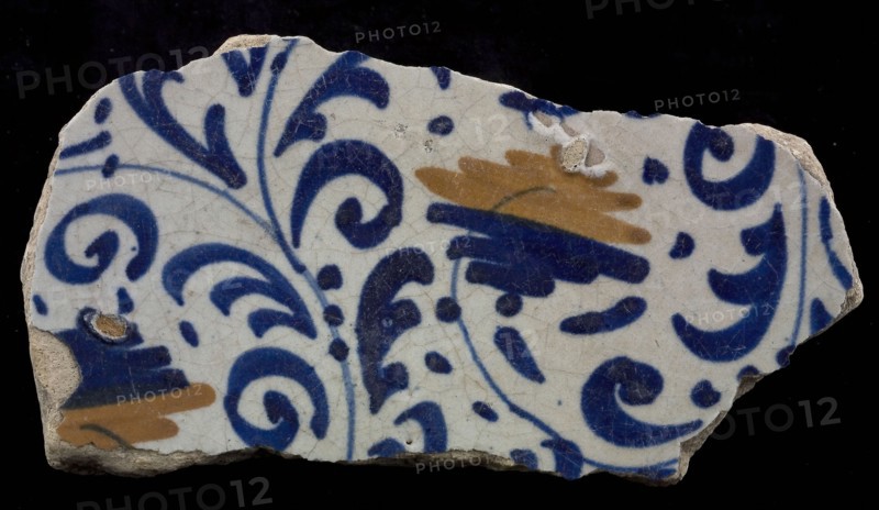 Fragment majolica dish, blue on white, details orange, Italian-looking tendrils, plate crockery holder soil find ceramic