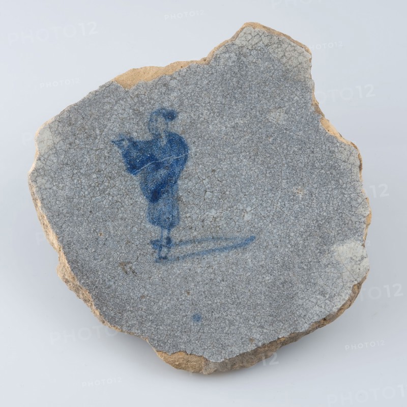 Fragment faience dish, blue on white, one standing Chinese in the middle, dish plate crockery holder earth discovery ceramic