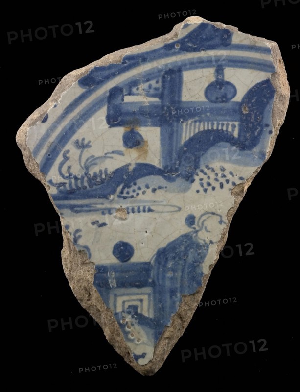 Fragment majolica dish, blue on white, Chinese landscape with Chinese, dish plate crockery holder earth discovery ceramics