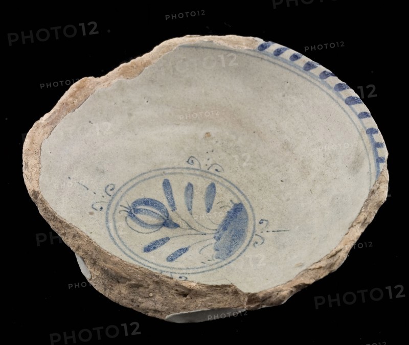 Fragment majolica bowl or salt bowl, blue on white, one tulip in circle, cable edge, bowl crockery holder soil find ceramic