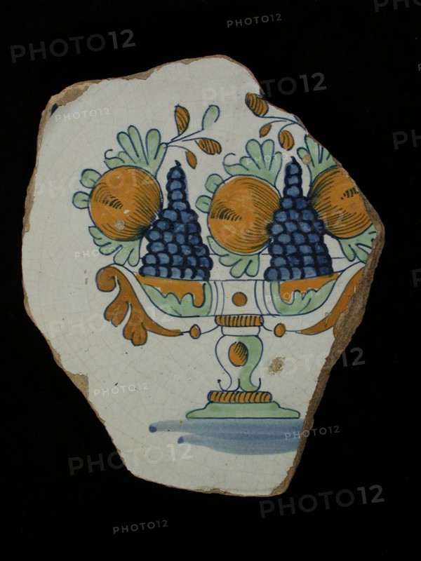TG of IG, Fragment of the majolica dish, polychrome fruit bowl on foot, signed, plate dish crockery holder soil find ceramic