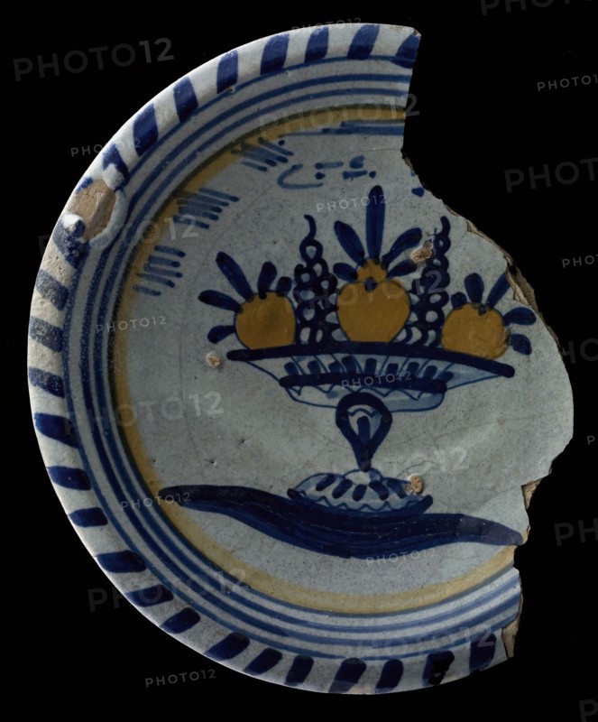Majolica dish, polychrome, fruit bowl on one foot, cable edge, plate dish crockery holder soil find ceramic earthenware glaze