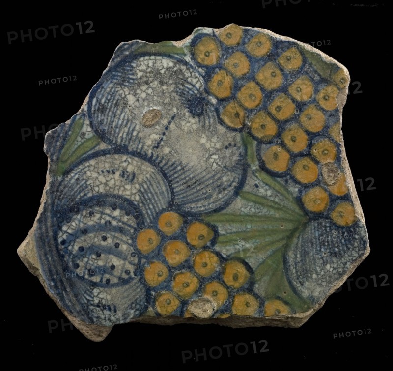 Fragment majolica dish, polychrome, apples, pomegranates and grapes on the mirror, plate dish crockery holder soil find ceramic