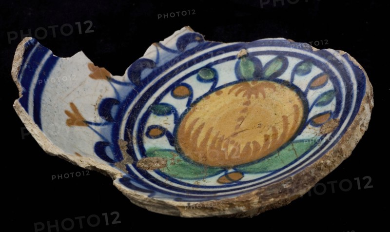 Fragment majolica bowl, polychrome, in the middle one pomegranate, bowl crockery holder soil find ceramic earthenware glaze