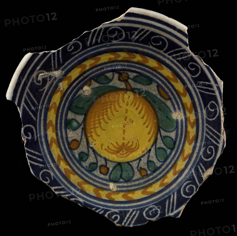 Small majolica dish, polychrome, in the middle of pomegranate, sgraffito over the rim, plate crockery holder soil find ceramic