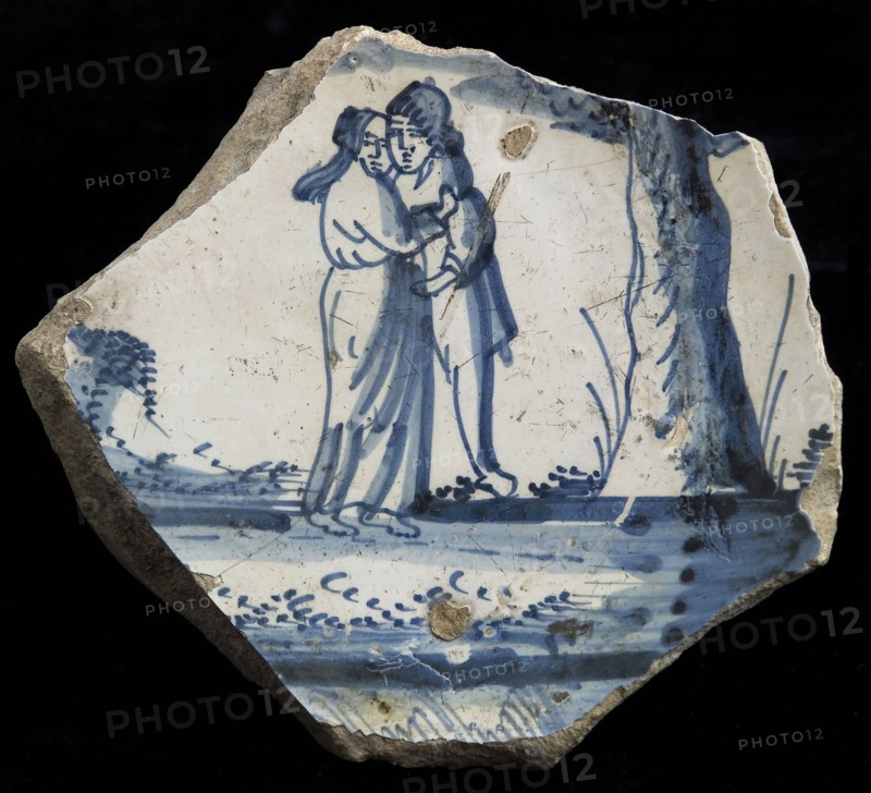 Fragment majolica dish, blue on white, man and woman embracing each other, dish plate crockery holder earth discovery ceramics
