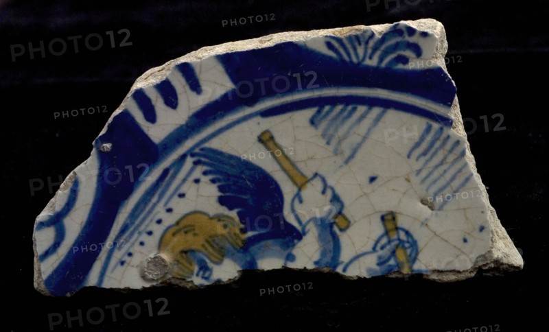 Fragment majolica dish, yellow and blue on white, drumming? Amor, edge in Wanli style, plate dish crockery holder soil find